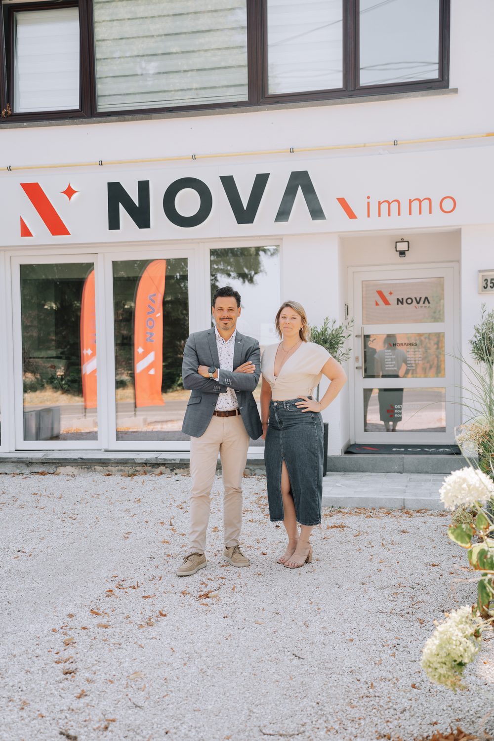 Mickaël et Élodie devant l'agence Nova Immo, chaussée de Mons à Tubize
