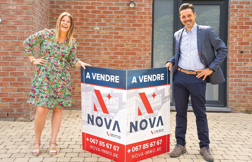 Élodie et Mickaël avec les panneaux À vendre de Nova Immo